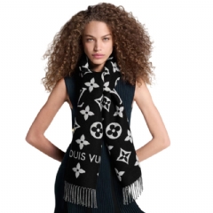 Louis Vuitton Women LV Essential scarf Black M77853